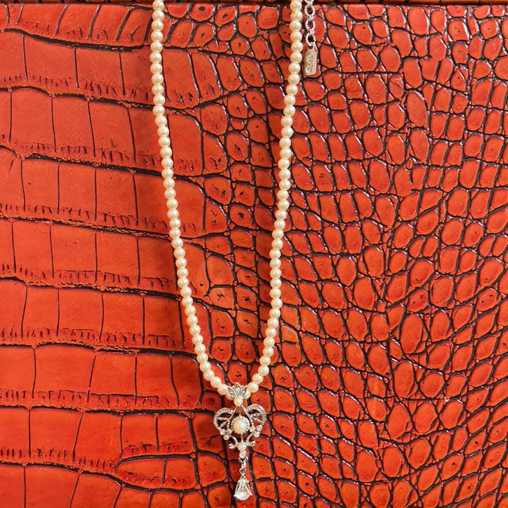 1928 faux pearl necklace with crown pendant